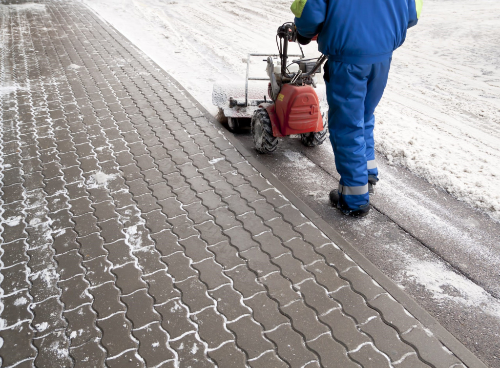 Как укладывать тротуарную плитку и брусчатку зимой: советы экспертов